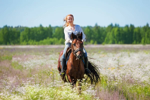 Mujer galopando a caballo —  Fotos de Stock