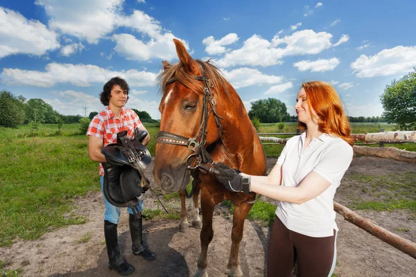 Pár, příprava na koni — Stock fotografie