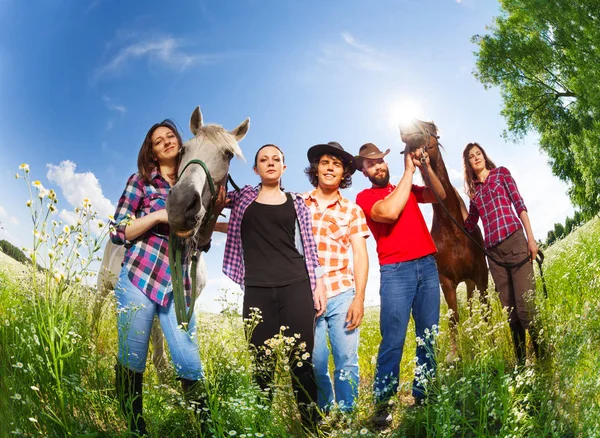 Jinetes a caballo con dos caballos — Foto de Stock