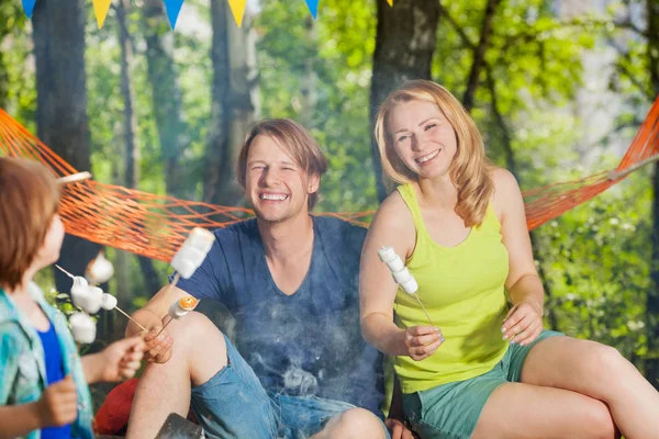 Familie brät Marshmallow draußen — Stockfoto