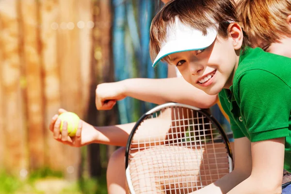 Мальчик в ожидании теннисного матча — стоковое фото