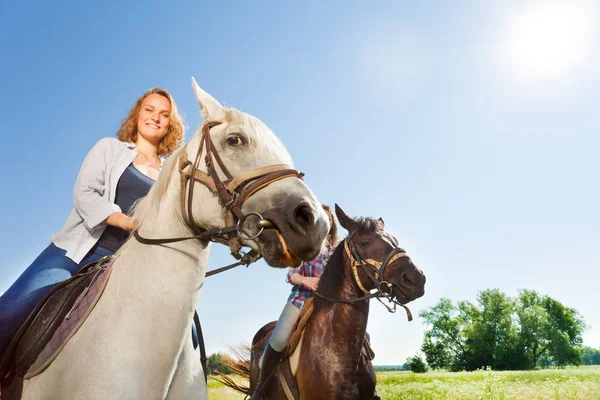 Ženy jezdci jezdeckých koní — Stock fotografie