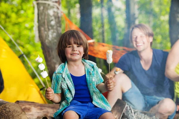 Marshmallow ile boy gülümseyerek