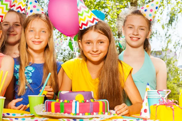 Kids celebrating birthday in park — Stock Photo, Image