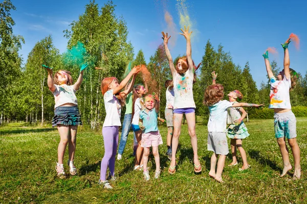 Děti se baví s barevným práškem — Stock fotografie