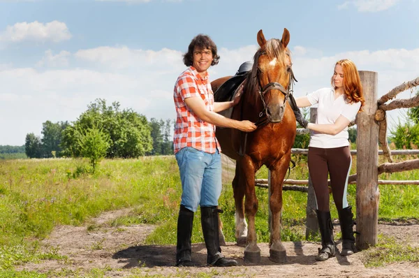 Jezdci s odpočinek s koněm — Stock fotografie
