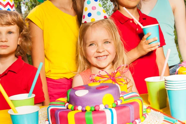 Dzieci obchodzi urodziny w parku — Zdjęcie stockowe