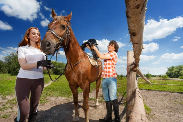 Çift onların defne at yuvası