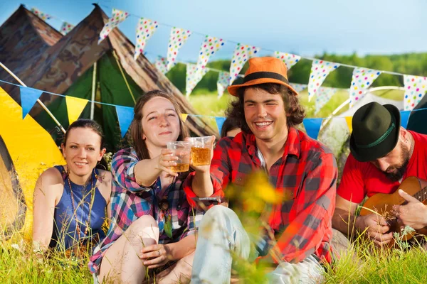 Люди п'ють на літньому фестивалі — стокове фото