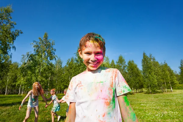 Niño pintado en colores del festival Holi —  Fotos de Stock