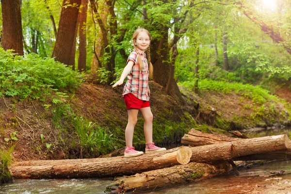 Glad tjej korsar floden — Stockfoto