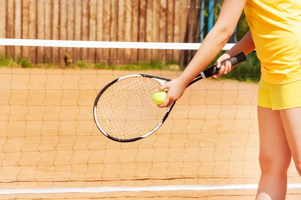 Молодая девушка играет в теннис — стоковое фото