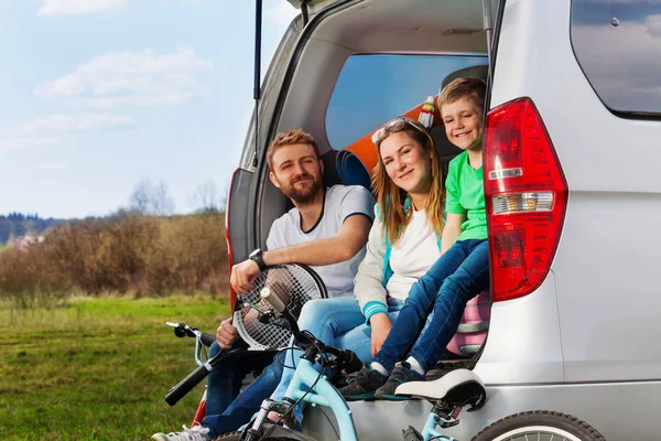 Famiglia seduta nel bagagliaio — Foto Stock