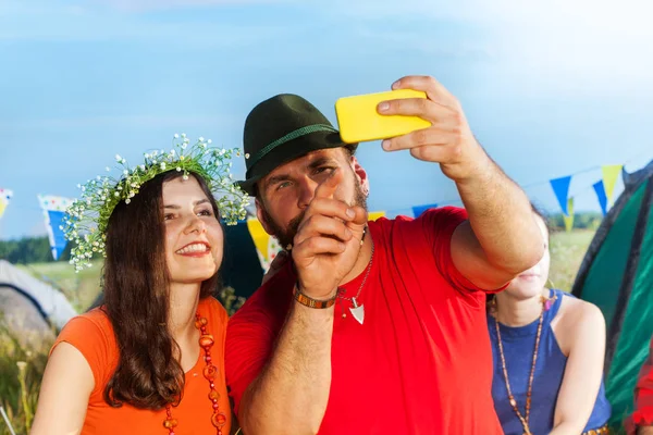 Casal tomando auto retrato no acampamento — Fotografia de Stock