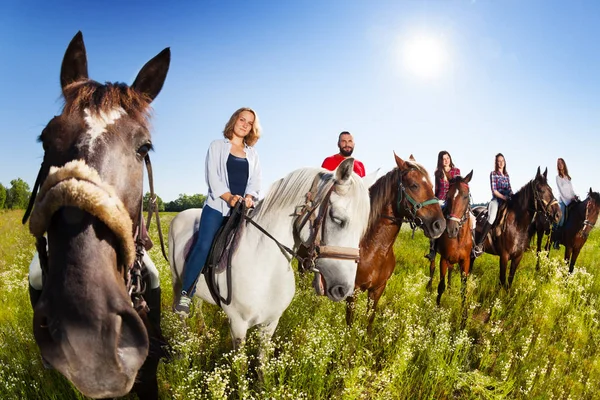 Всадники верхом на лошадях — стоковое фото