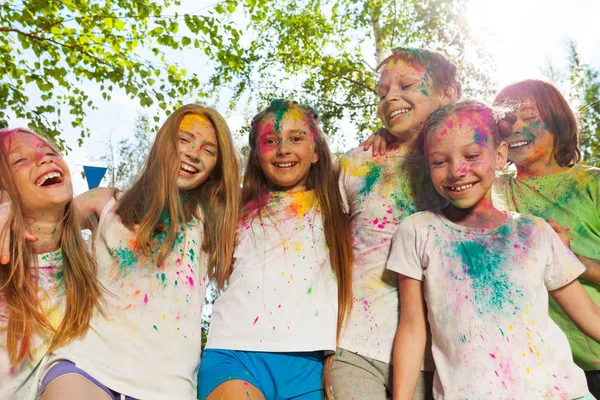 Bambini che si divertono con polvere colorata — Foto Stock