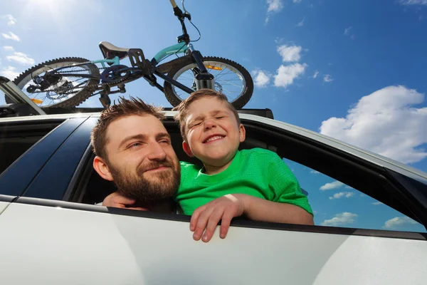 Voyageurs regardant par la fenêtre de la voiture — Photo