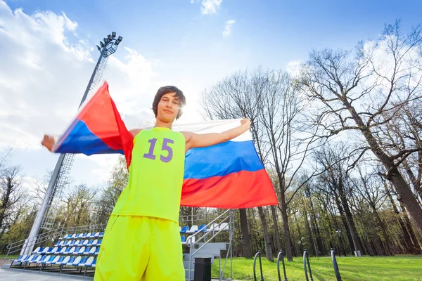 Adolescente corredor acenando bandeira russa — Fotografia de Stock