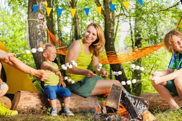 Mamma e bambini arrosto marshmallow — Foto Stock