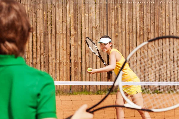 Теннисисты играют в матч — стоковое фото