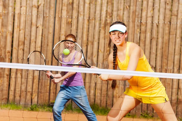 Socios de tenis esperando la pelota — Foto de Stock