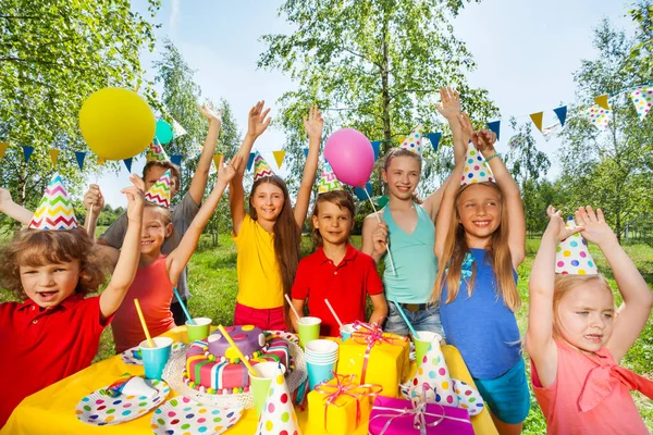 Crianças celebrando aniversário no parque — Fotografia de Stock