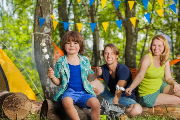 Lachende jongen met marshmallows — Stockfoto