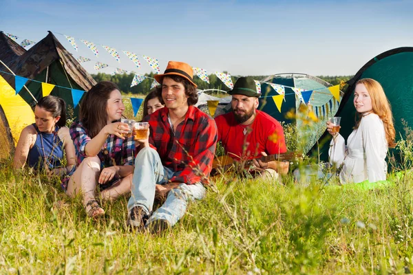 insanlar birlikte kamp alanında içme