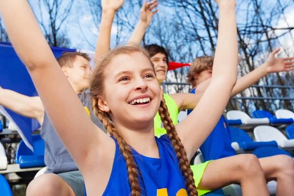 Teenage sportovní fanoušci slaví vítězství — Stock fotografie