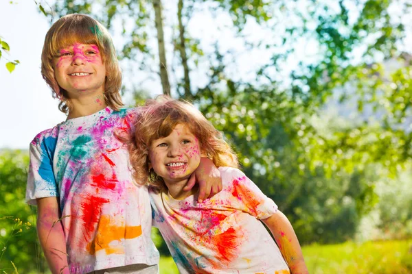 Niños untados con polvo de color —  Fotos de Stock