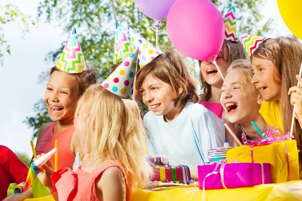 Niños celebrando cumpleaños en el parque —  Fotos de Stock