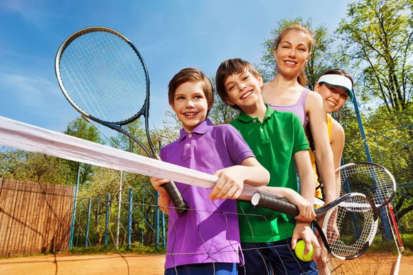 Семья теннисистов — стоковое фото