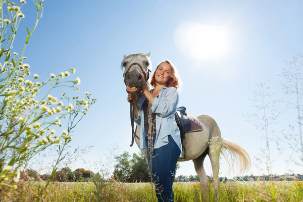 Mulher de pé com cavalo branco — Fotografia de Stock