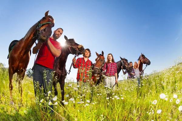 Equestres caminhando com seus cavalos — Fotografia de Stock