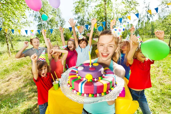 Kids celebrating birthday in park — Stock Photo, Image