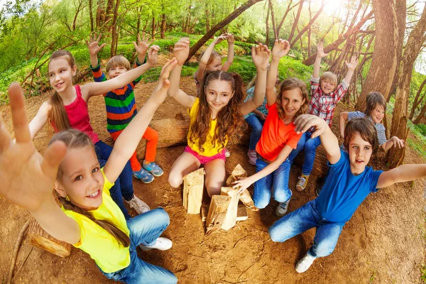 Niños levantando las manos — Foto de Stock