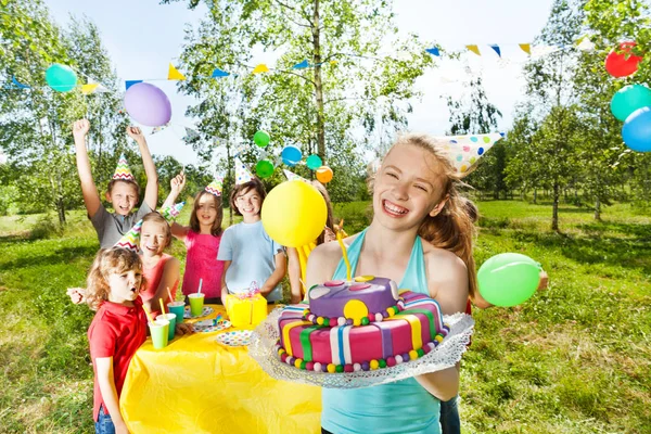 Crianças celebrando aniversário no parque — Fotografia de Stock