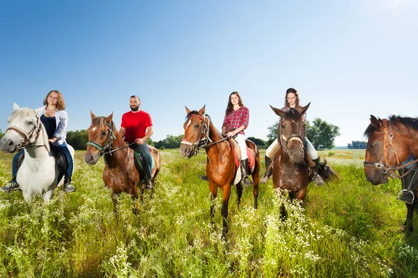 Счастливые всадники на лошадях — стоковое фото