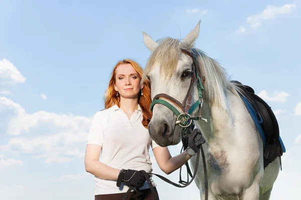 Mladá žena s bílým koněm — Stock fotografie