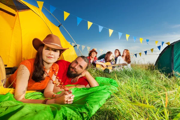 Para w namiocie, ciesząc się obóz podróż — Zdjęcie stockowe