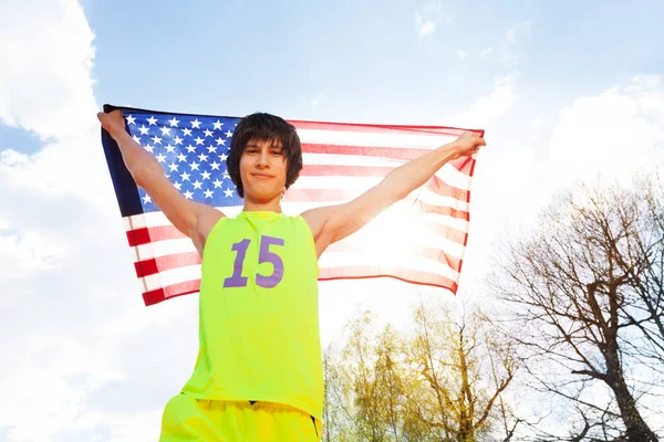 Підлітковий спортсмена холдингу американський прапор — стокове фото