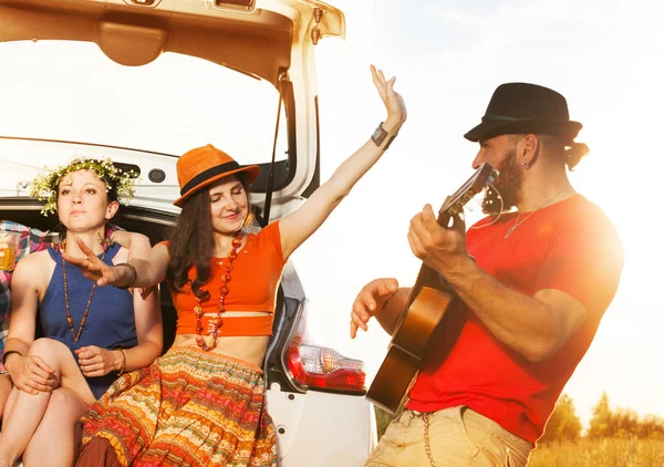 Homem tocando guitarra para menina — Fotografia de Stock