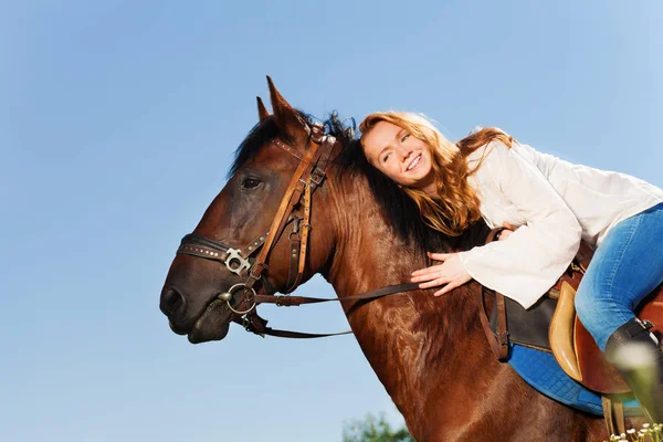 Mujer abrazando caballo de bahía — Foto de Stock