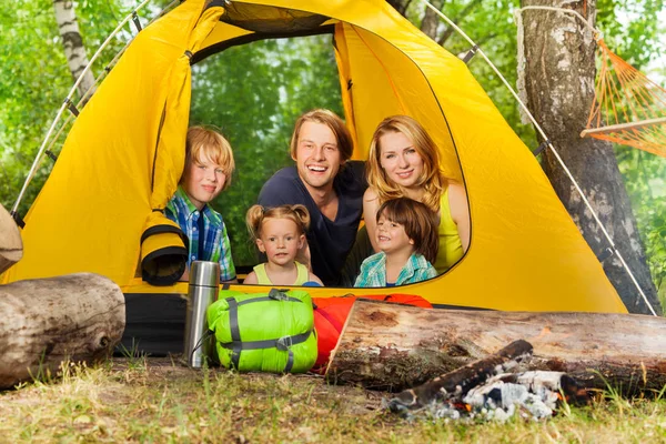 Jonge actieve familie camping in het bos — Stockfoto