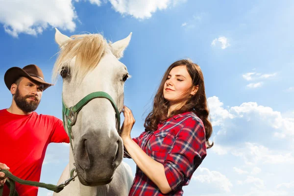 Pareja con su caballo —  Fotos de Stock