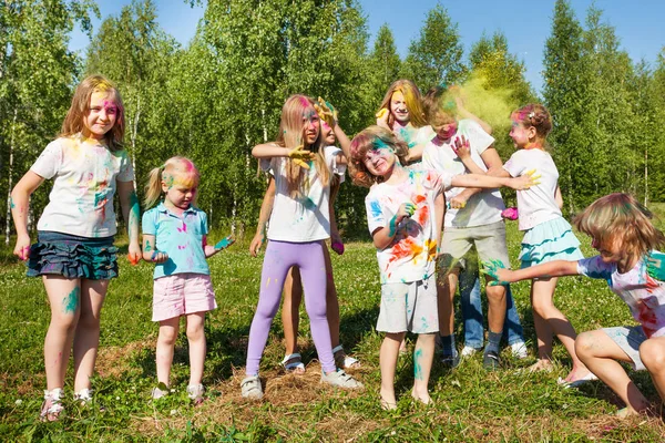 Niños divirtiéndose con polvo de colores —  Fotos de Stock