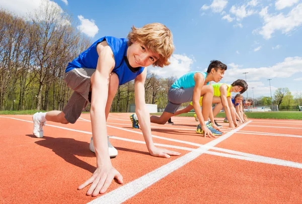 Athletes preparing to start running — Stock Photo, Image