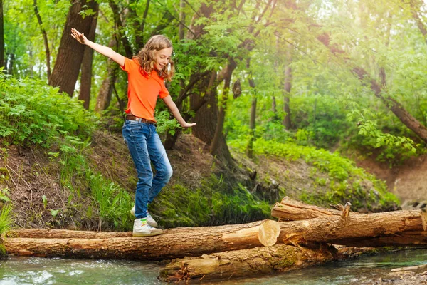 Adolescente atravessando rio — Fotografia de Stock