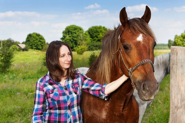 Mujer joven con caballo — Foto de Stock