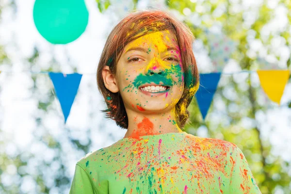 Jongen op Holi color festival — Stockfoto
